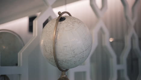 Vintage-Globus-Auf-Einem-Eleganten-Innenregal