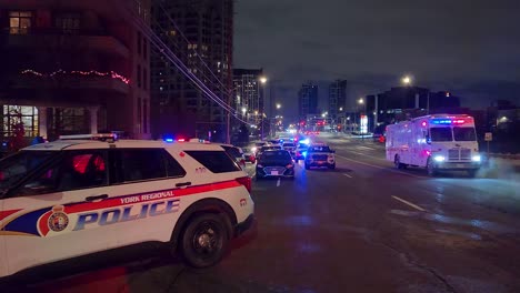 Coches-De-Policía-Con-Luces-Azules-Y-Rojas-En-La-Calle-Panorámica-Nocturna-En-Ontario,-Canadá