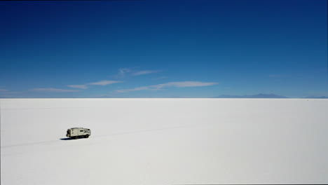 Toma-Aérea-Rv-Expedición-Camión-Seguimiento-Salar-Uyuni-Bolivia-Cielo-Azul-Camino-Salado