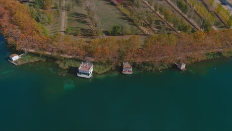 Les-Pesqueres,-Fischerhütten-Am-Lake-Banyoles-In-Der-Herbstsaison-Girona