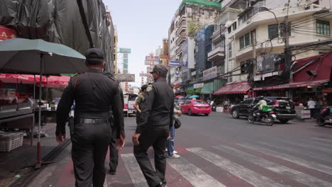 Oficiales-De-Policía-Inspeccionando-A-Los-Vendedores-Ambulantes-De-Comida-En-Chinatown,-Bangkok,-Tailandia