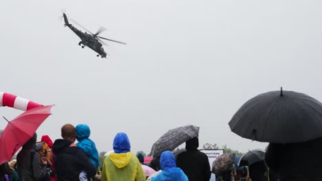 Der-Hubschrauber-Mil-Mi-24-Macht-Während-Der-Flugshow-Beeindruckende-Seitwärtsmanöver
