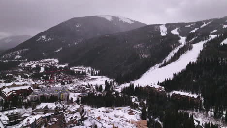 Filmische-Colorado-Luftdrohne-Winter-Dezember-Weihnachten-Kinderresort-Keystone-Skigebiet-Epischer-Lokaler-Pass-Skiversuche-Gondel-Rocky-Mountains-I70-Breckenridge-Vail-Summit-County-High-Forward-Offenbaren