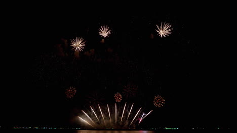 Starts-with-three-rockets-followed-by-silver-mushroom-explosions-then-high-altitude-star-like-explosions,-Pattaya-International-Fireworks-Festival-2023,-Thailand