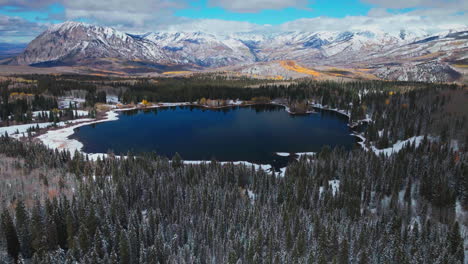 Himmlischer-Verlorener-See-Kebler-Pass-Luftbild-Drohne-Crested-Butte-Gunnison-Colorado-Jahreszeiten-Kollidieren-Frühherbst-Espe-Rot-Gelb-Orange-Wald-Winter-Erster-Schnee-Pulver-Felsige-Berge-Vorwärts-Nach-Oben