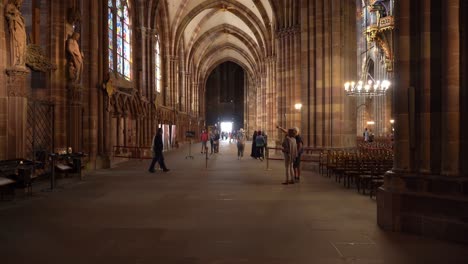 La-Gente-Camina-Alrededor-De-La-Majestuosa-Catedral-De-Nuestra-Señora-De-Estrasburgo