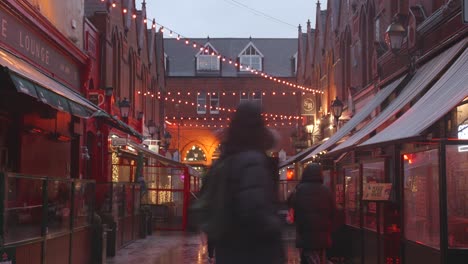 Menschen,-Die-An-Einem-Regnerischen-Abend-In-Dublin,-Irland,-Auf-Der-Nassen-Castle-Market-Street-Spazieren