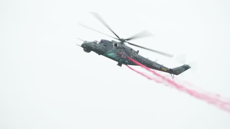 El-Helicóptero-De-Ataque-Mil-Mi-24-De-Vuelo-Rápido-Realiza-Una-Maniobra-Agresiva-Durante-El-Espectáculo-Aéreo