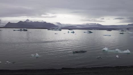 La-Tarde-Cae-Sobre-La-Laguna-Glaciar-De-Jokulsarlon-En-Islandia