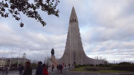 Iglesia-Hallgrimskirkja-Con-Estatua-De-Leif-Eriksson-En-Reykjavik
