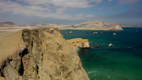 Tiro-Delantero-Reserva-De-Paracas-Acantilados-Amarillos-Perú-Océano-Pacífico-Desierto