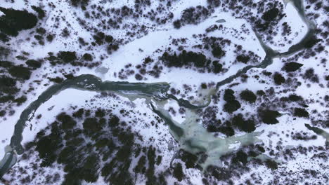 Vogelperspektive-Fluss-Natur-Filmisch-Colorado-Luftdrohne-Wolkig-Verschneit-Winter-Dezember-Weihnachten-Keystone-Skigebiet-Episch-örtlicher-Pass-Rocky-Mountain-Breckenridge-Vorwärts