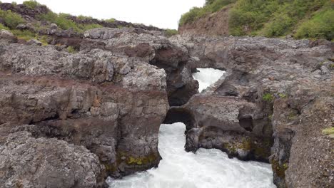 Wunderschöner-Wasserfall-Barnafoss,-Flussaufwärts-Vom-Wasserfall-Hraunfossar---Island