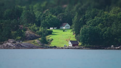 Ein-Ferienhaus-Und-Ein-Bootshaus-Am-Ufer-Des-Hardangerfjords