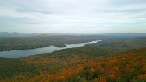 Luftdrohnenaufnahme-Des-Mount-Major-Und-Des-Lake-Winnipesauke-In-New-Hampshire