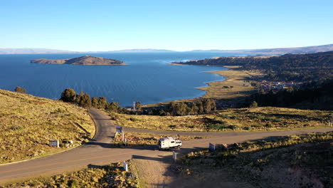 Tracking-Wohnmobil-Expeditions-Truck,-Goldene-Stunde,-Overlander-Am-Titicaca-See,-Bolivianische-Seite