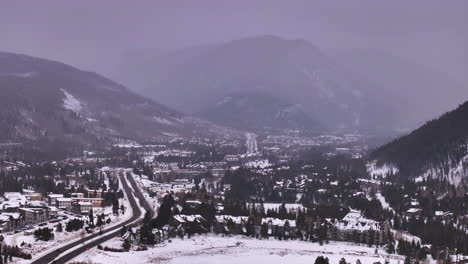 Filmische-Colorado-Luftdrohne-Winter-Dezember-Weihnachten-Straße-In-Die-Innenstadt-Keystone-Skigebiet-Epischer-Lokaler-Passeingang-Rocky-Mountains-I70-Breckenridge-Vail-Summit-County-High-Country-Leben-Nach-Vorne