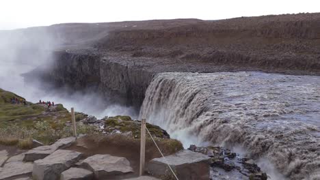 Menschen-Erkunden-Den-Majestätischen,-Mächtigen-Detifoss-Wasserfall-In-Island