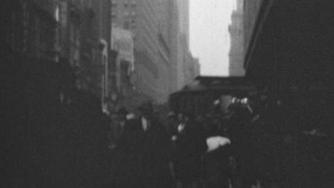 Hombres-Vestidos-Con-Trajes-Caminan-Por-El-Centro-De-La-Ciudad-De-Nueva-York,-Manhattan,-En-La-Década-De-1930.