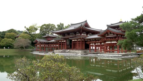 Wide-static-shot-of-the-Phoenix-Hall-japanese-architectural-building-At-Byodo-In-Temple