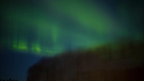 POV-Fensterplatzansicht-Der-Aurora-Nordlichter,-Grüner-Und-Blauer-Skyline-Hintergrund