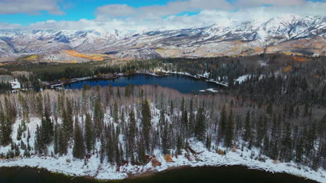 Lost-Lake-Kebler-Pass,-Luftbild,-Filmische-Drohne,-Crested-Butte,-Gunnison,-Colorado,-Jahreszeiten-Kollidieren,-Frühherbst,-Espe,-Rot,-Gelb,-Orange,-Wald,-Winter,-Erster-Schnee,-Pulver,-Felsige-Berge,-Langsam-Vorwärts