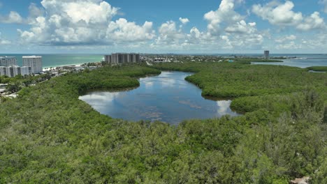 Vista-De-Drone-De-Una-Laguna-Cerca-Del-Golfo-De-México