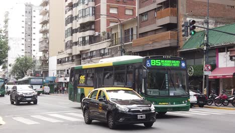 Gran-Autobús-Verde-De-La-Línea-85-Circula-A-Cámara-Lenta-Por-La-Avenida-Rivadavia,-ómnibus