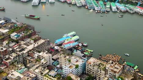 Vista-Aérea-De-La-Terminal-De-Barcos-Sadarghat-En-El-Río-Buriganga,-Dhaka,-Bangladesh