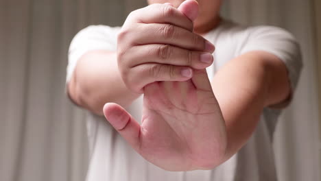 Schmerzen-Und-Taubheitsgefühl-In-Fingerspitzen-Und-Handflächen