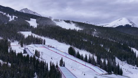 Beschneiung-Halfpipe-Big-Air-Jump-Ski-Snowboard-Gondel-Skilift-Luftaufnahme-Drohne-Filmisch-Copper-Mountain-Base-Colorado-Winter-Dezember-Weihnachten-Skipisten-Wanderwege-Landschaft-Rocky-Mountains-Herauszoomen