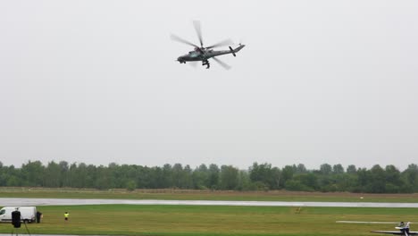Helicóptero-Artillado-En-Vuelo-A-Baja-Altitud-Durante-El-Espectáculo-Aéreo,-República-Checa