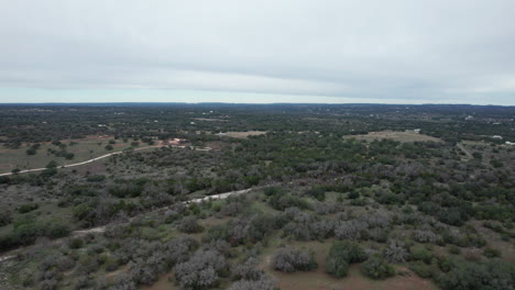 Aerial-Shot-over-a-central-Texas-landscape,-hill-country,-dolly-forward