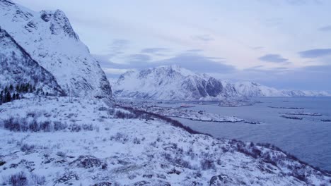 Die-Mit-Schnee-Bedeckten-Lofoten-Inseln-Sind-Ein-Faszinierendes-Schauspiel
