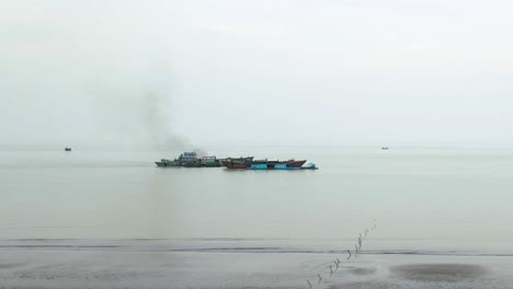 Frachtschiffe-In-Der-Bucht-Des-Bengalischen-Indischen-Ozeans,-Die-An-Die-Küste-Bangladeschs-Grenzt