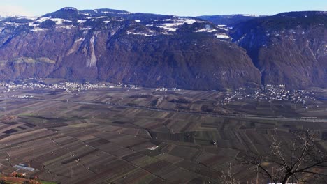 Vistas-De-Los-Huertos-En-Invierno-En-El-Valle-Del-Adige-Hacia-La-Montaña-Tschögglberg,-Burgstall-Y-Gargazon,-Tirol-Del-Sur,-Italia