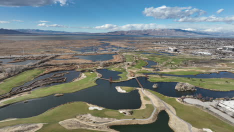Luftaufnahme-Eines-Wunderschönen-Golfplatzes-In-Provo,-Utah