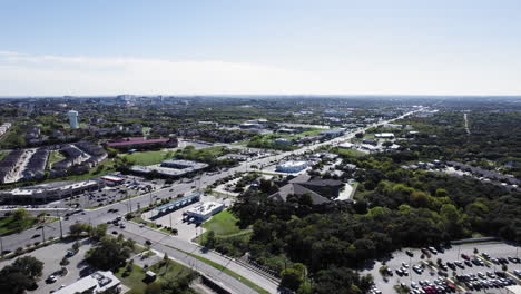 Aerial-shot-over-Huebner-Road-in-San-Antonio,-Texas,-traffic,-dolly-backwards