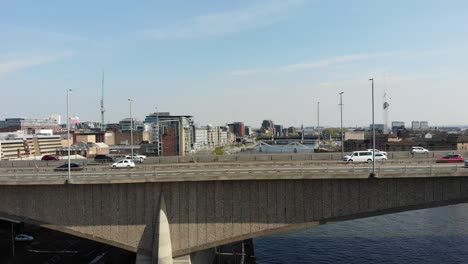 Starker-Autoverkehr-Auf-Der-Zentralen-Brücke-Der-Stadt,-über-Dem-Clyde-River-In-Glasgow,-Vereinigtes-Königreich,-Luftbild-4k