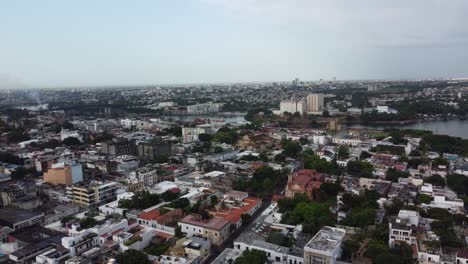 Luftaufnahme-Des-Bezaubernden-Kolonialviertels-Von-Santo-Domingo-In-Der-Dominikanischen-Republik