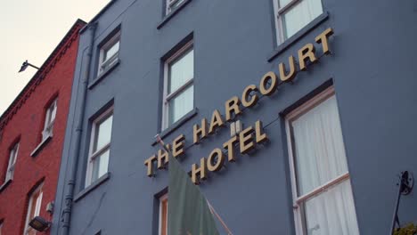 Low-Angle-Aufnahme-Des-Blauen-Gebäudes-Der-Harcourt-Hotelfassade-In-Dublin,-Irland,-Am-Abend