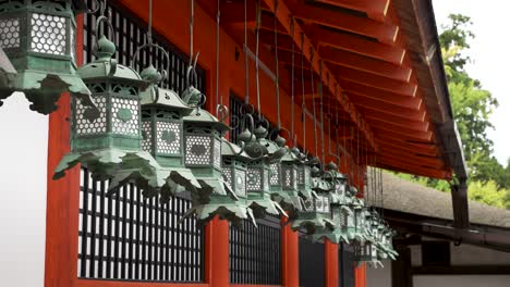 Linternas-De-Bronce-Colgantes-En-El-Santuario-Kasuga-Taisha-En-Nara,-Japón