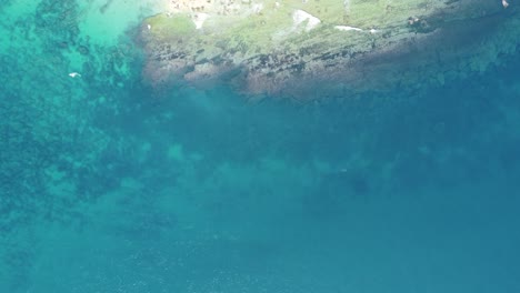 Arrecife-Frente-Al-Faro-En-Caños-De-Meca,-Drone