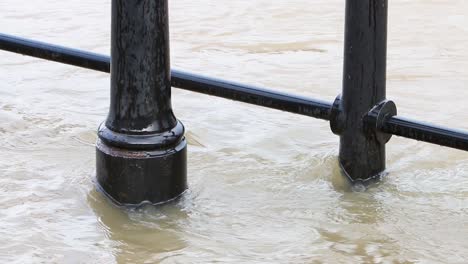Hochwasser-Aus-Dem-Fluss-Severn-überschwemmt-Das-Geländer-An-Seinen-Ufern-Bei-Bewdley