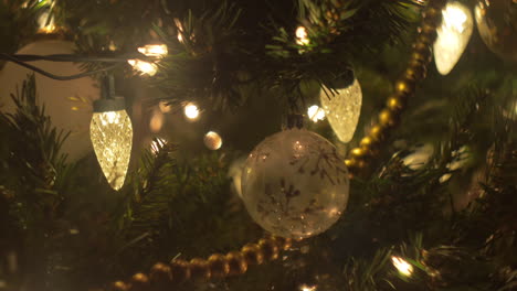 Adornos-Para-árboles-De-Navidad-En-Un-Primer-Plano-Abstracto,-Bokeh,-Movimiento-Deslizante,-De-Derecha-A-Izquierda.