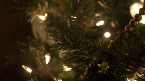 Weihnachtsbaumbeleuchtungen-In-Einer-Abstrakten-Nahaufnahme,-Bokeh,-Schiebereglerbewegung