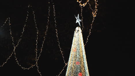 Schimmernder-Weihnachtsbaum-In-Einer-Nächtlichen-Umgebung