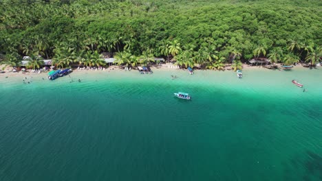 Playa-Estrella-Ubicada-En-El-Mar-Caribe-En-Bocas-Del-Toro,-Panamá