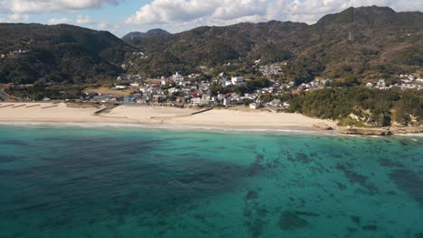 Seitlicher-Drohnenflug-über-Den-Strand-Von-Shirahama-Auf-Der-Halbinsel-Izu-In-Japan