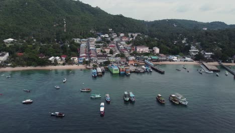 Aerial-drone-shot-of-Koh-Tao-Thailand-in-southeast-Asia,-small-fishing-and-diving-village-on-the-blue-water
